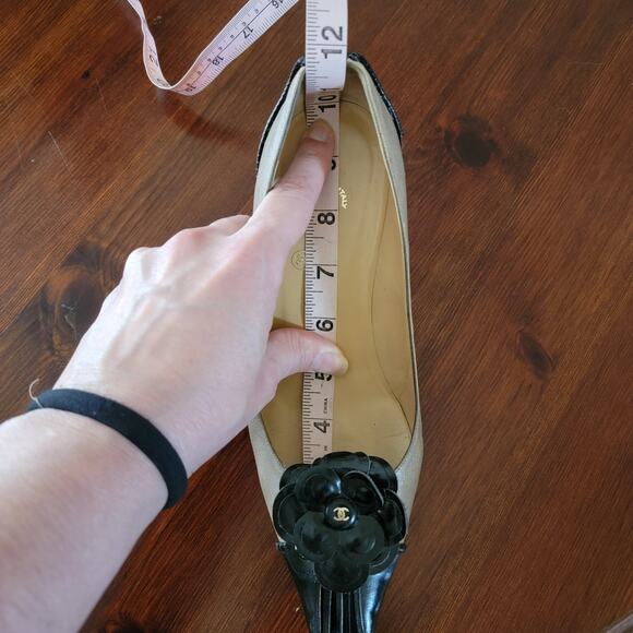 Chanel Vintage CC Camellia Pointed Toe Kitten Heel Pumps Brown Black IT 36.5 6 - Picture 14 of 14